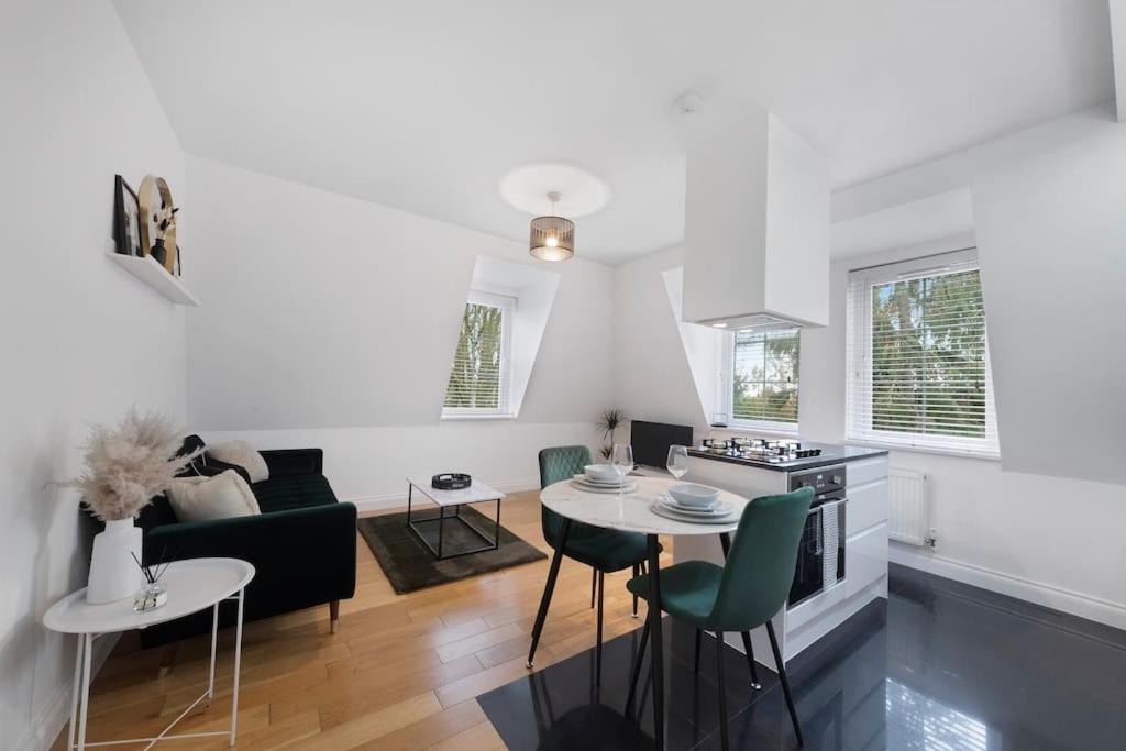 Roomy One Bed Loft Apartment Бишопс-Стортфорд Экстерьер фото
